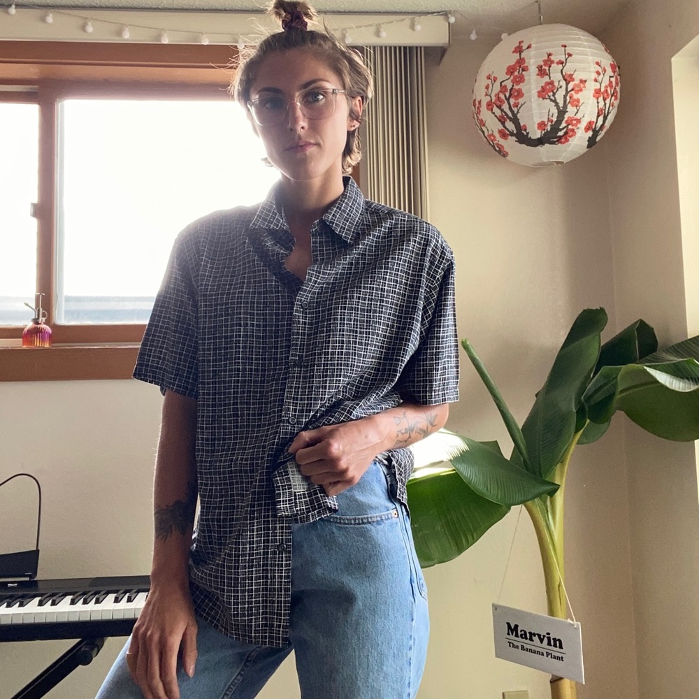 Square print button down